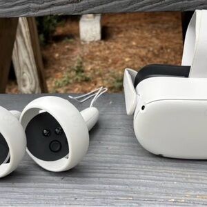 Oculus Quest 2 White Standalone VR Headset with White Controllers